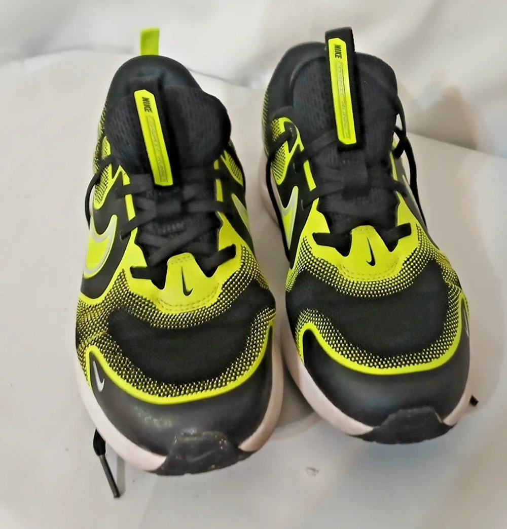Nike Cosmic Runner Big Kids Running Shoes Youth 6/Mens 6 Neon Durable Futuristic